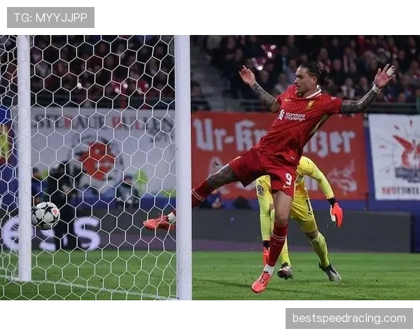 比赛第60分钟，布雷斯特获得位置极佳任意球，主罚者正在准备